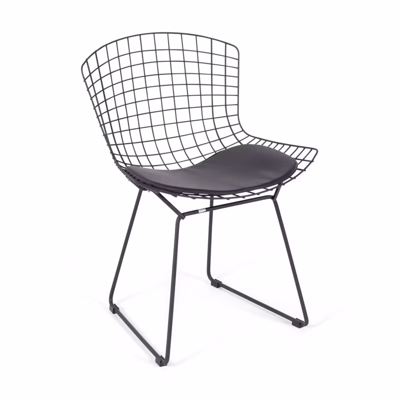 Replika metalowego krzesła Bertoia z czarnej stali w stylu industrialnym autorstwa słynnego projektanta Hansa J. Wegnera