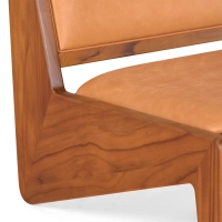 Cadeirão Compass estofado em madeira e couro - Mueble Design