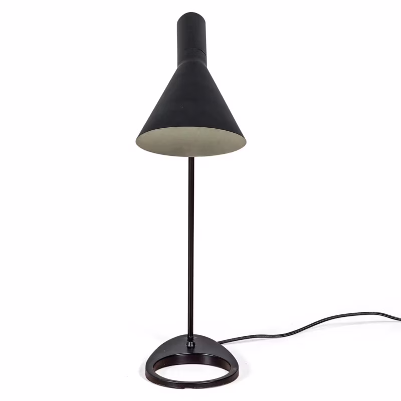 Jhon tafellamp | Op Arne Jacobsen geïnspireerd ontwerp in staal