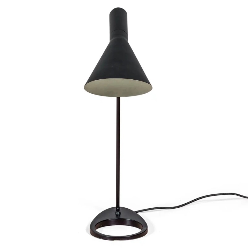 Lampada da tavolo Jhon | Design ispirato ad Arne Jacobsen in acciaio