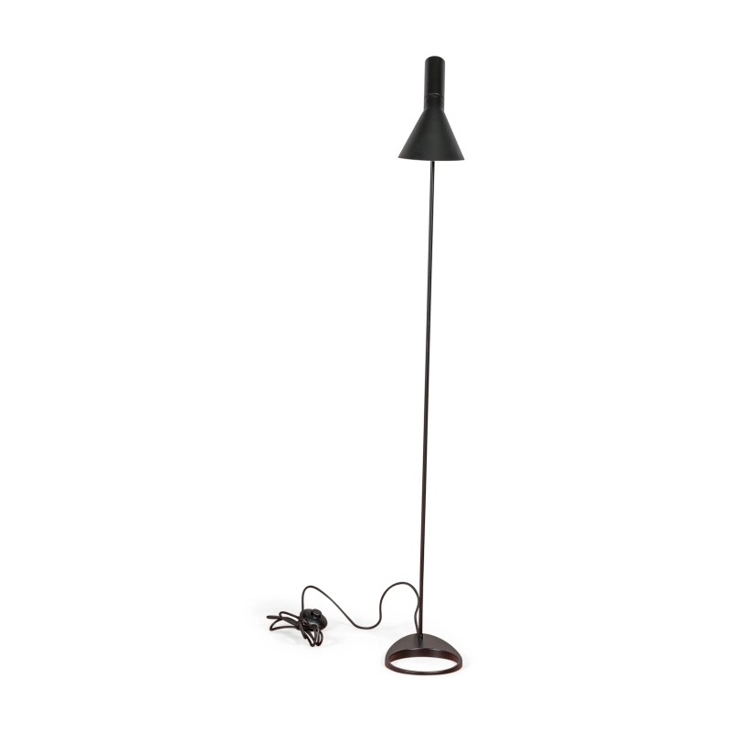 Lámpara de pie Jhon | Diseño inspirado en Arne Jacobsen en acero