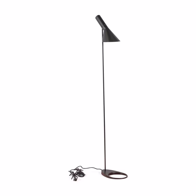 Jhon vloerlamp | Arne Jacobsen geïnspireerd ontwerp in staal