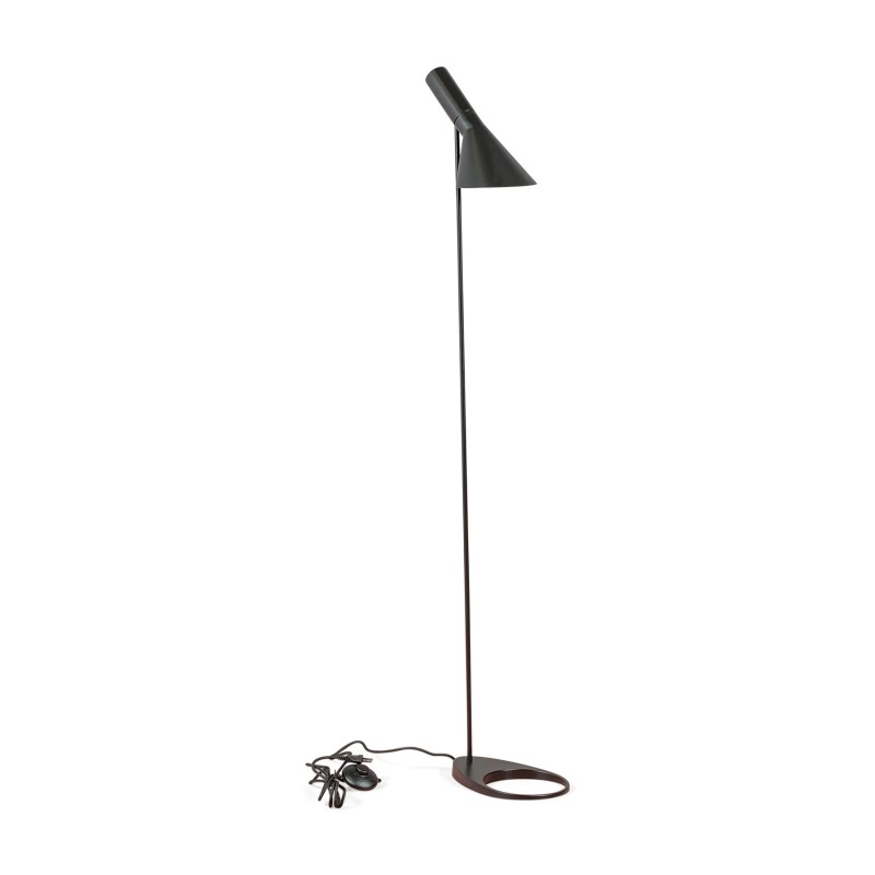 Lámpara de pie Jhon | Diseño inspirado en Arne Jacobsen en acero