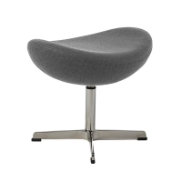 Replika židle na vejce s podnožkou od designéra Arne Jacobsen