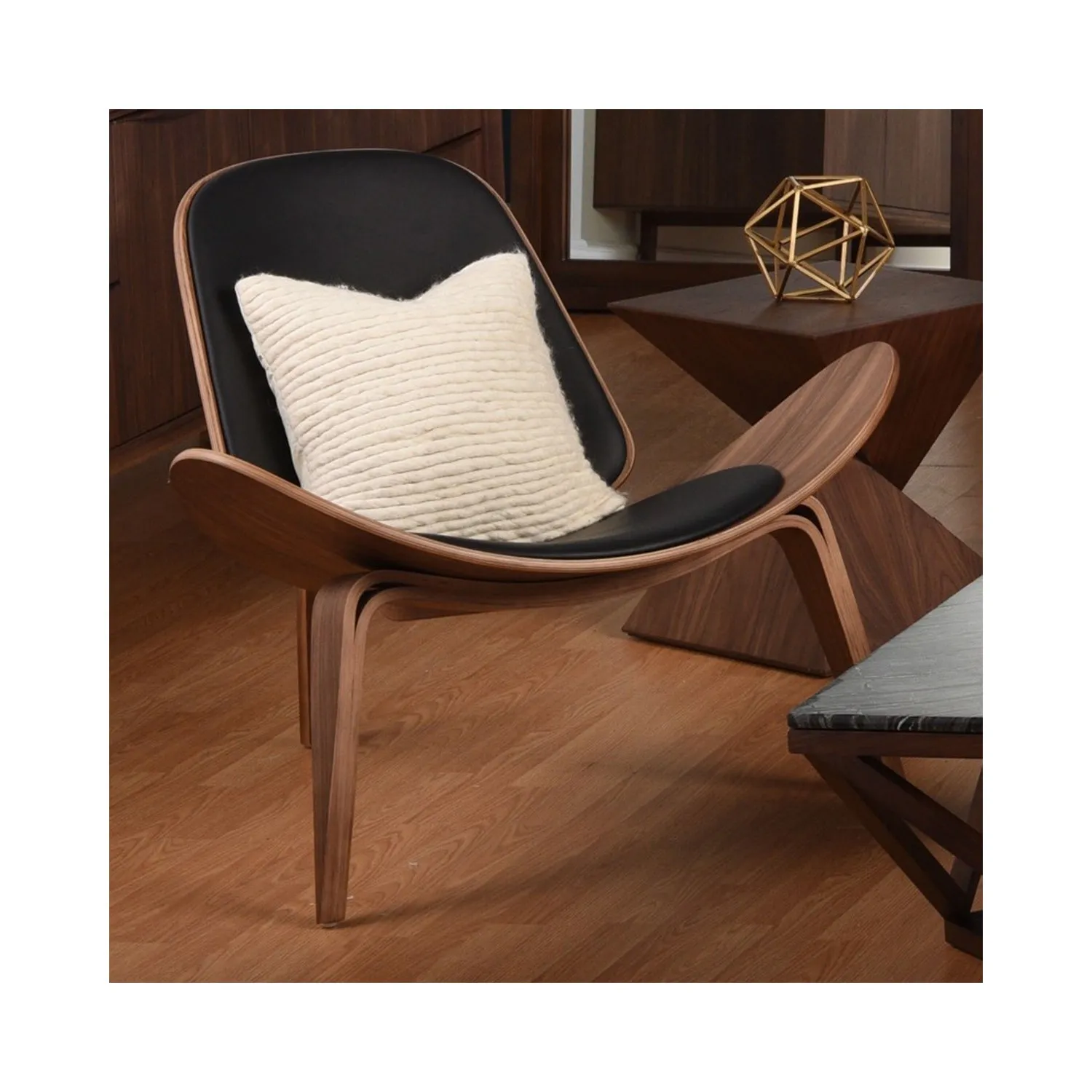 Réplique de chaise Shell Ch07 en bois de noyer