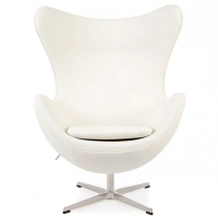Replika skórzanego fotela jajecznego autorstwa projektanta Arne Jacobsen