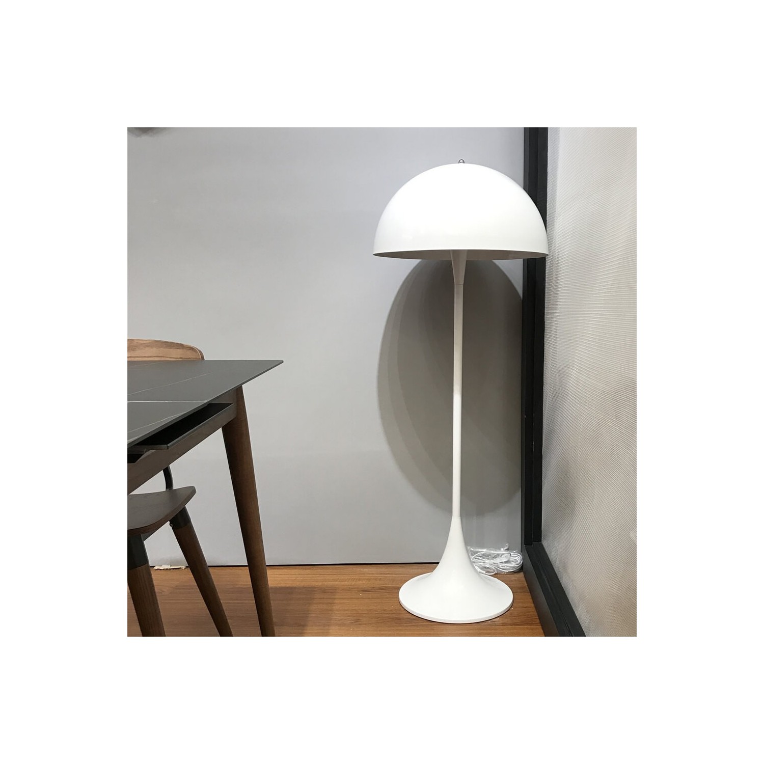 Replika stojací lampy Phantella od Verner Panton