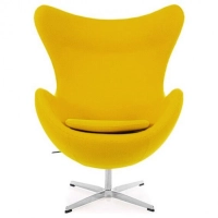 Replika äggstol med fotstöd av designern Arne Jacobsen