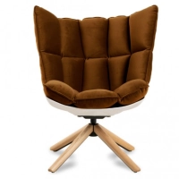 Replica della poltrona di design Husk con poggiapiedi della magnifica designer Patricia Urquiola
