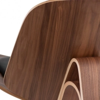 Replica della sedia Shell Ch07 in legno di noce